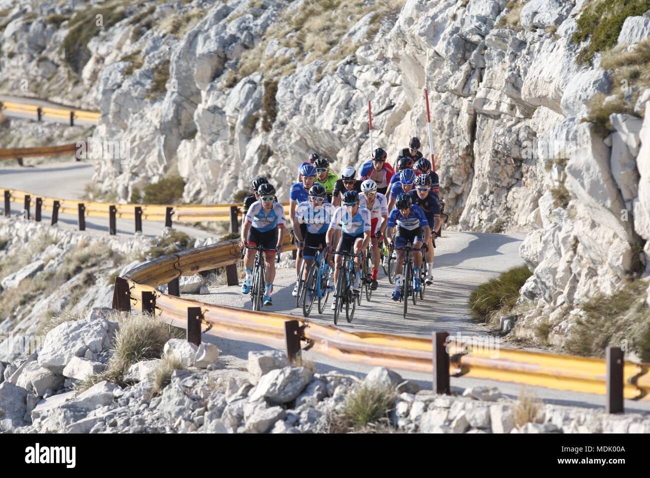 Makarska. 19 Apr, 2018. Radfahrer konkurrieren während der dritten Etappe der Tour von Kroatien Radrennen in Makarska, Kroatien am 19. April 2018. Credit: Ivo Cagalj/Xinhua/Alamy leben Nachrichten Stockfoto