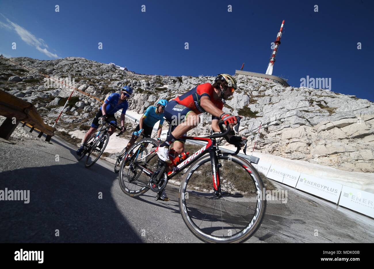 Makarska. 19 Apr, 2018. Radfahrer konkurrieren während der dritten Etappe der Tour von Kroatien Radrennen in Makarska, Kroatien am 19. April 2018. Credit: Ivo Cagalj/Xinhua/Alamy leben Nachrichten Stockfoto