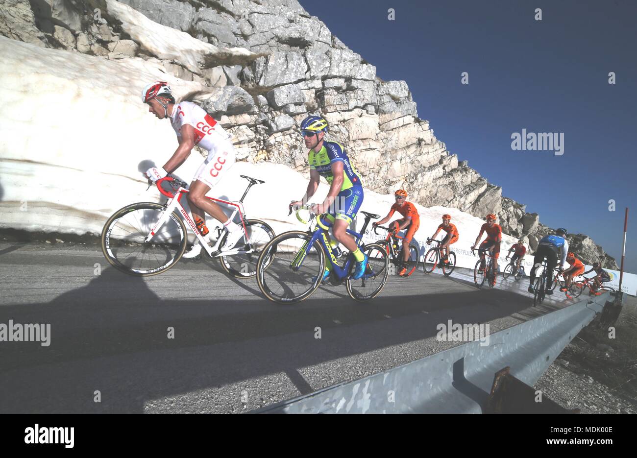 Makarska. 19 Apr, 2018. Radfahrer konkurrieren während der dritten Etappe der Tour von Kroatien Radrennen in Makarska, Kroatien am 19. April 2018. Credit: Ivo Cagalj/Xinhua/Alamy leben Nachrichten Stockfoto