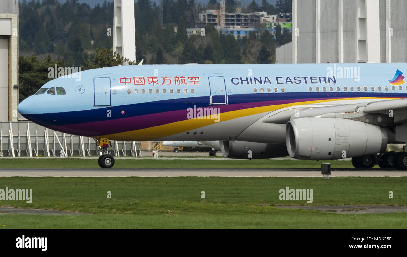 Richmond, British Columbia, Kanada. 17 Apr, 2018. Eine China Eastern Airlines Airbus A330-200 B -5943) wide-Body Jet Airliner, in speziellen eastday.com Anstrich verpasst, zieht aus Vancouver International Airport. Credit: bayne Stanley/ZUMA Draht/Alamy leben Nachrichten Stockfoto