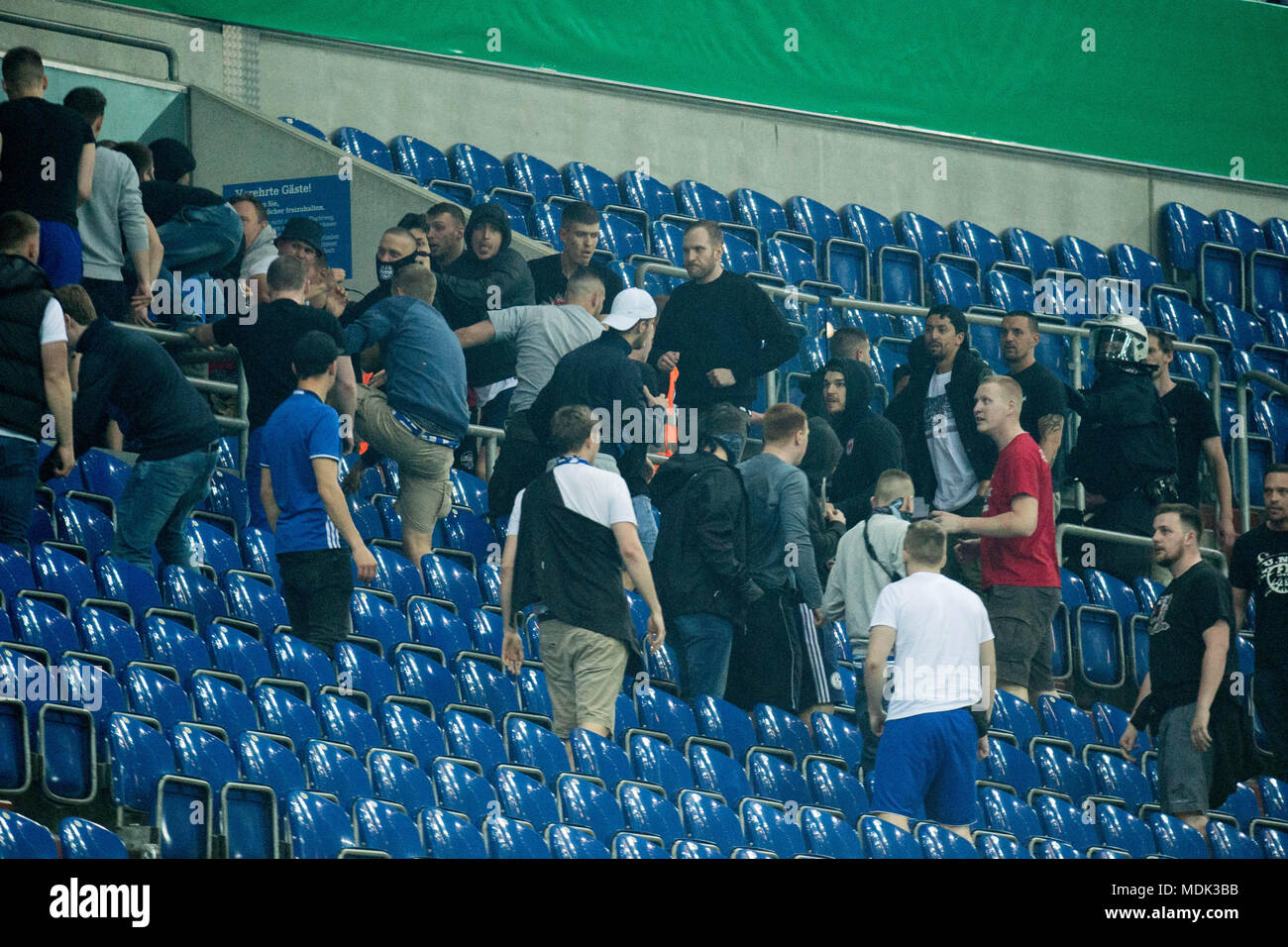Gelsenkirchen, Deutschland. 19 Apr, 2018. Die Anhänger beider Mannschaften schlagen einander nach dem Ende des Spiels auf der Tribüne, Schlagen, Klappern, loben, Tribssne, Unruhen, Aufstände, Vertreibung, Gewalt, Schlagen, Schlagen, Schlagen, Ventilator, Ventilatoren, Zuschauer, Fans, Anhänger, ultra, Ultras, Hooligans, Fußball, DFB-Pokal, Halbfinale, FC Schalke 04 (GE) - Frankfurt (F) 0:1 am 18.04.2018 in Gelsenkirchen. | Verwendung der weltweiten Kredit: dpa/Alamy leben Nachrichten Stockfoto