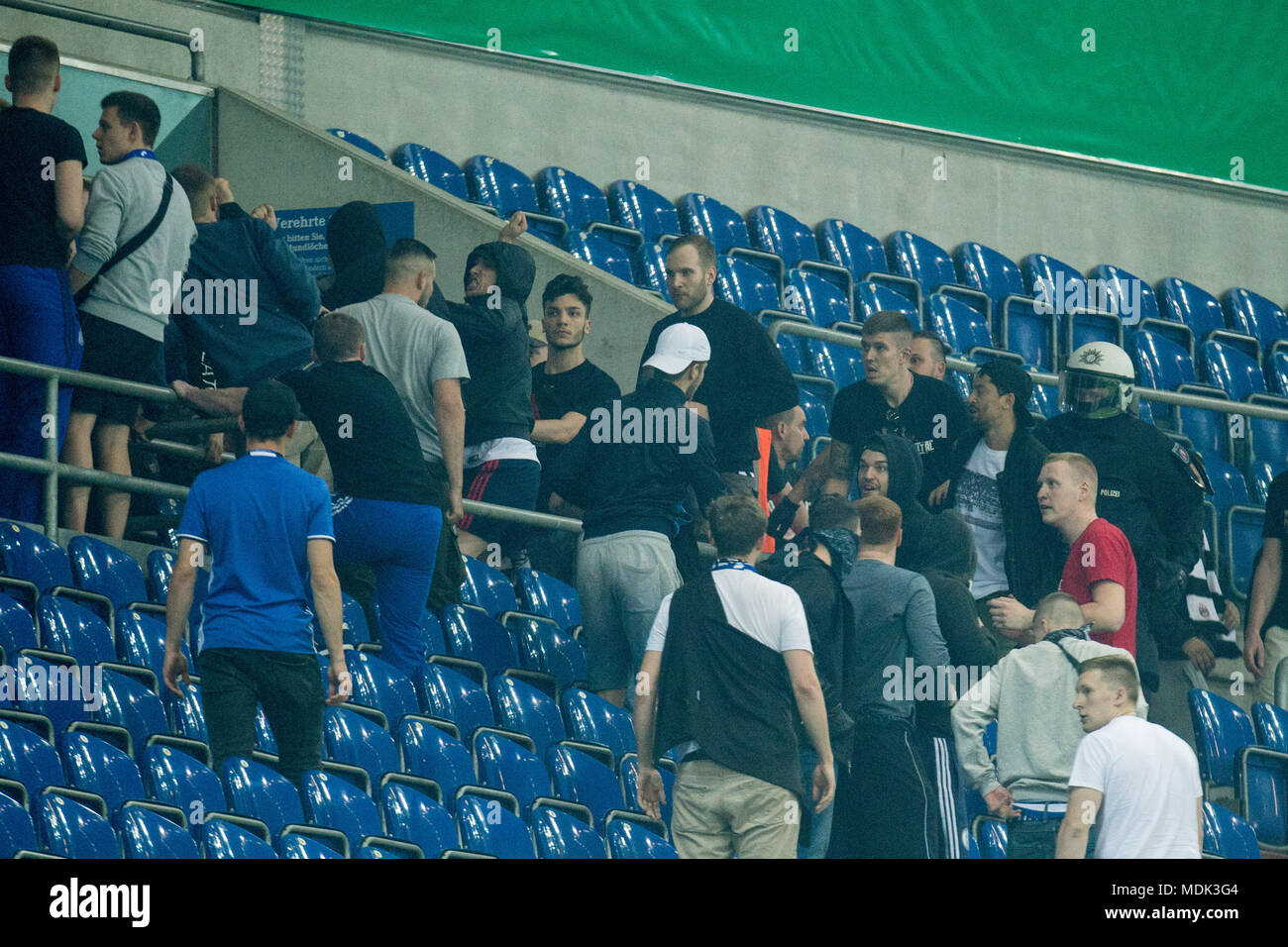 Gelsenkirchen, Deutschland. 19 Apr, 2018. Die Anhänger beider Mannschaften schlagen einander nach dem Ende des Spiels auf der Tribüne, Schlagen, Klappern, loben, Tribssne, Unruhen, Aufstände, Vertreibung, Gewalt, Schlagen, Schlagen, Schlagen, Ventilator, Ventilatoren, Zuschauer, Fans, Anhänger, ultra, Ultras, Hooligans, Fußball, DFB-Pokal, Halbfinale, FC Schalke 04 (GE) - Frankfurt (F) 0:1 am 18.04.2018 in Gelsenkirchen. | Verwendung der weltweiten Kredit: dpa/Alamy leben Nachrichten Stockfoto
