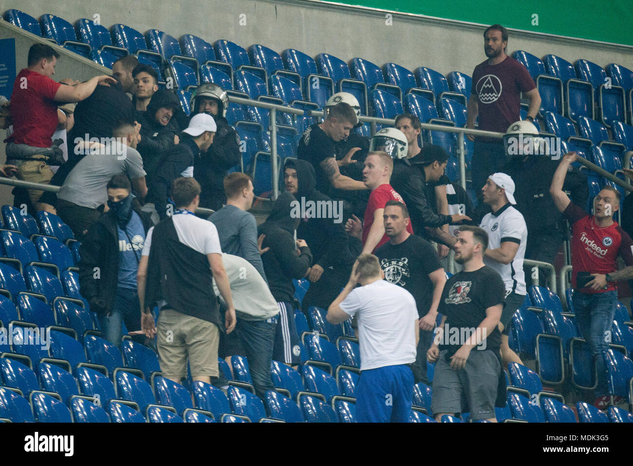 Gelsenkirchen, Deutschland. 19 Apr, 2018. Die Anhänger beider Mannschaften schlagen einander nach dem Ende des Spiels auf der Tribüne, Schlagen, Klappern, loben, Tribssne, Unruhen, Aufstände, Vertreibung, Gewalt, Schlagen, Schlagen, Schlagen, Ventilator, Ventilatoren, Zuschauer, Fans, Anhänger, ultra, Ultras, Hooligans, Fußball, DFB-Pokal, Halbfinale, FC Schalke 04 (GE) - Frankfurt (F) 0:1 am 18.04.2018 in Gelsenkirchen. | Verwendung der weltweiten Kredit: dpa/Alamy leben Nachrichten Stockfoto
