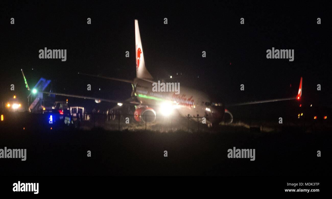 Kathmandu, Nepal. 19 Apr, 2018. Ein Flugzeug vom Malindo Luft wird gesehen, nachdem er sich ausgeschaltet rutschte der Landebahn von Nepals Tribhuwan International Airport (TIA) in Kathmandu, Nepal, 19. April 2018. Das Flugzeug Landebahn Ausflug erlebt, während es die Vorbereitung war für Malaysia mit rund 9 off zu nehmen um 17:45 Uhr lokaler Zeit. Quelle: Xinhua/Xinhua/Alamy leben Nachrichten Stockfoto