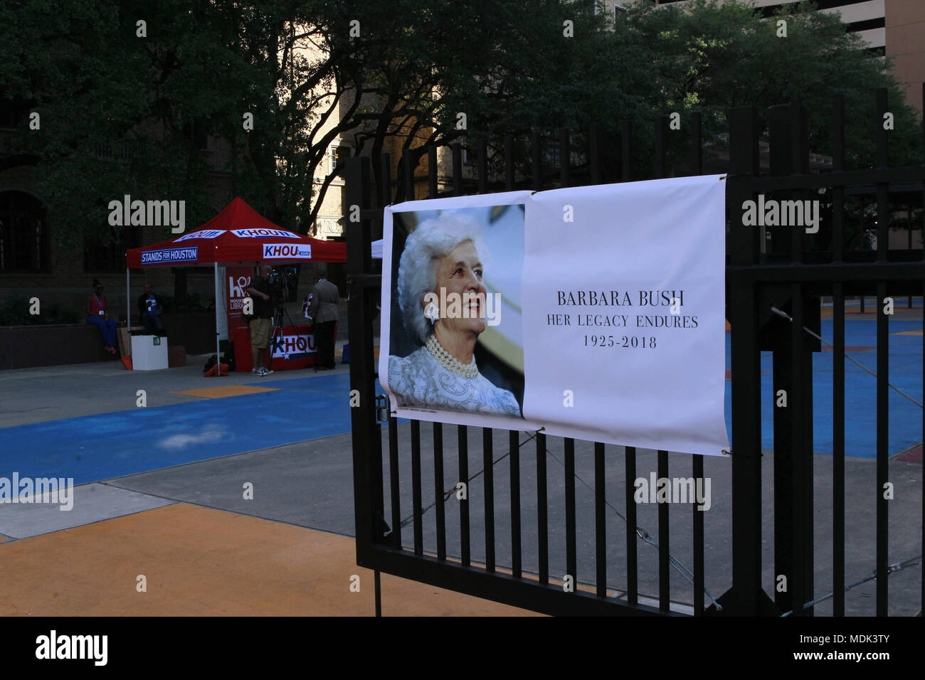 Houston, USA. 18 Apr, 2018. Barbara Bush's Portrait ist im Rathaus in Houston gesehen, die Vereinigten Staaten, 18. April 2018. Die lokale Bevölkerung in Houston, vierte - die bevölkerungsreichste Stadt in den Usa, gesammelt im Rathaus Donnerstag, ehemalige First Lady Barbara Bush, die Dienstag zu erinnern. Credit: Steven Song/Xinhua/Alamy leben Nachrichten Stockfoto