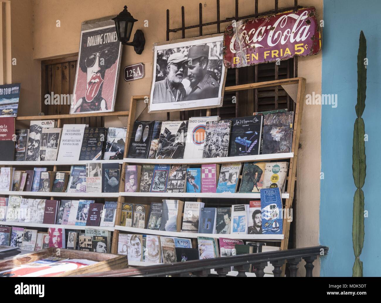 Cojimar, Kuba. 17. Nov, 2017. Eine Zusammenstellung nicht ungewöhnlich für Kuba ist im Buch und Souvenir shop von Cojimar gefunden werden: die Rolling Stones und Coca Cola Flanke ein Foto zeigt, dass Ernest Hemingway mit Fidel Castro. (17. November 2017) | Verwendung der weltweiten Kredit: dpa/Alamy leben Nachrichten Stockfoto