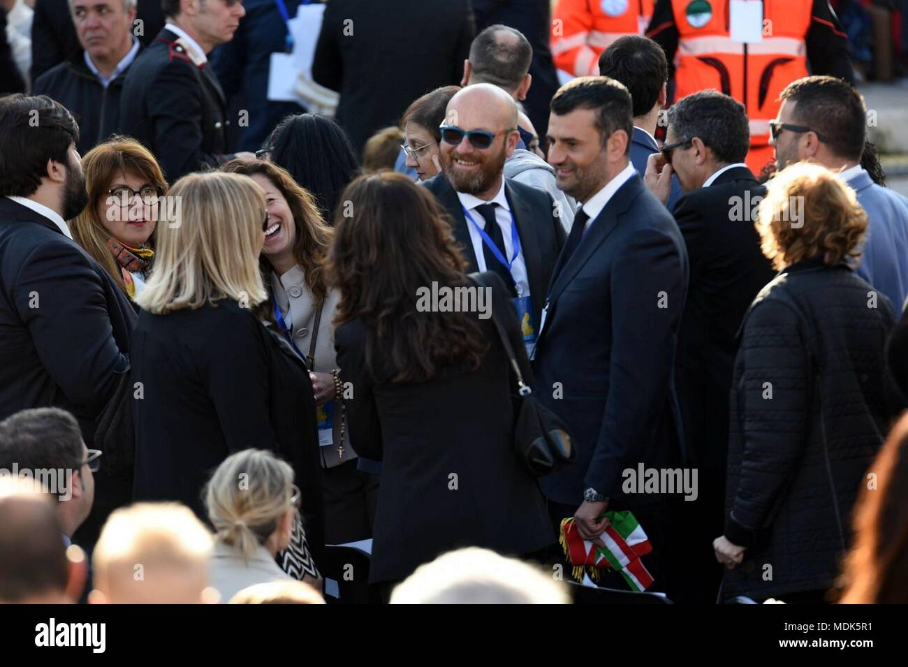 Gläubigen warten auf die Ankunft von Papst Franziskus, Jorge Mario Bergoglio. Der Bürgermeister von Bari Antonio Decaro (Saverio De Giglio, MOLFETTA - 2018-04-20) ps das Foto verwendet werden können, wobei der Kontext, in dem es aufgenommen wurde, und ohne die diffamierende Absicht der Dekoration der Menschen vertreten Stockfoto