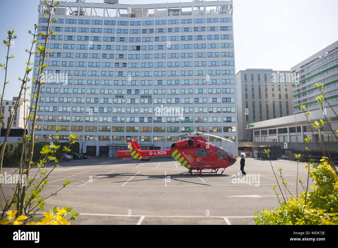 Wembley, Großbritannien. April 2018 20. Air Ambulance landet im York House Car Park zu besuchen und Unfall in Wembley High Road Credit: Paul Licorish/Alamy leben Nachrichten Stockfoto