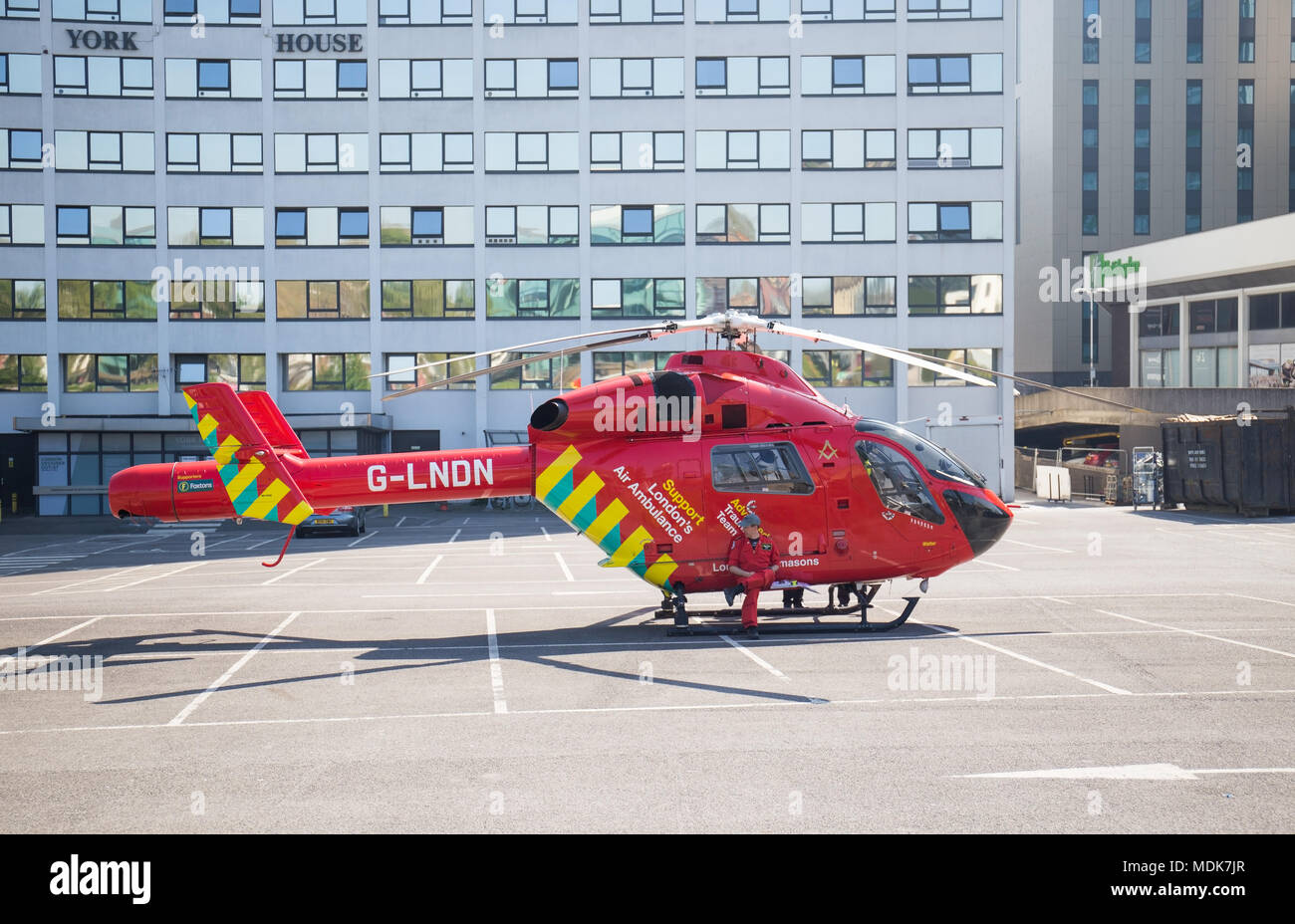 Wembley, Großbritannien. April 2018 20. Air Ambulance landet im York House Car Park zu besuchen und Unfall in Wembley High Road Credit: Paul Licorish/Alamy leben Nachrichten Stockfoto