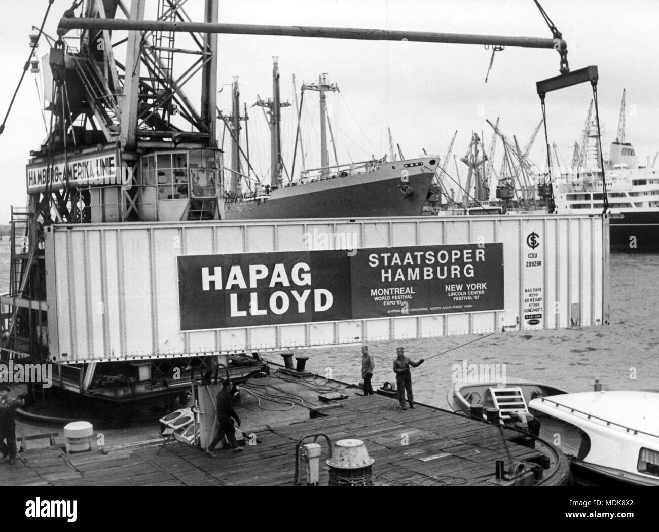 Das Laden eines Containers mit Szenen und Ausrüstung der Hamburger Staatsoper für die Weltausstellung in Montreal, Kanada, am 17. Mai aufgenommen, 1967 im Hamburger Hafen. Foto: dpa | Verwendung weltweit Stockfoto