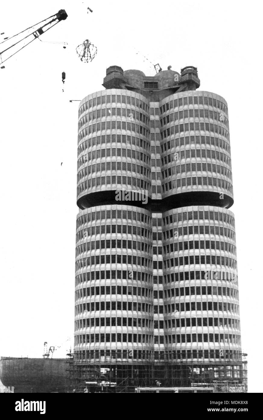 Nach einer Bauzeit von eineinhalb Jahren, die Richtkrone schwebt am 07.12.1971 über das neue Gebäude der BMW-Verwaltungsgebäude in München. Das Gebäude, das besteht aus vier Klee-förmigen Zylinder, soll Anfang 1973 fertig sein. Die Baukosten belaufen sich auf rund 100 Millionen Mark. (C) dpa-Bericht | Verwendung weltweit Stockfoto