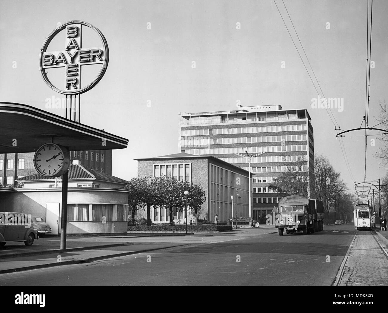 Das Bayer Kreuz am Eingang der Bayer AG in Leverkusen, 1955 fotografiert. Foto: Otto Noecker (c) dpa-Bericht | Verwendung weltweit Stockfoto