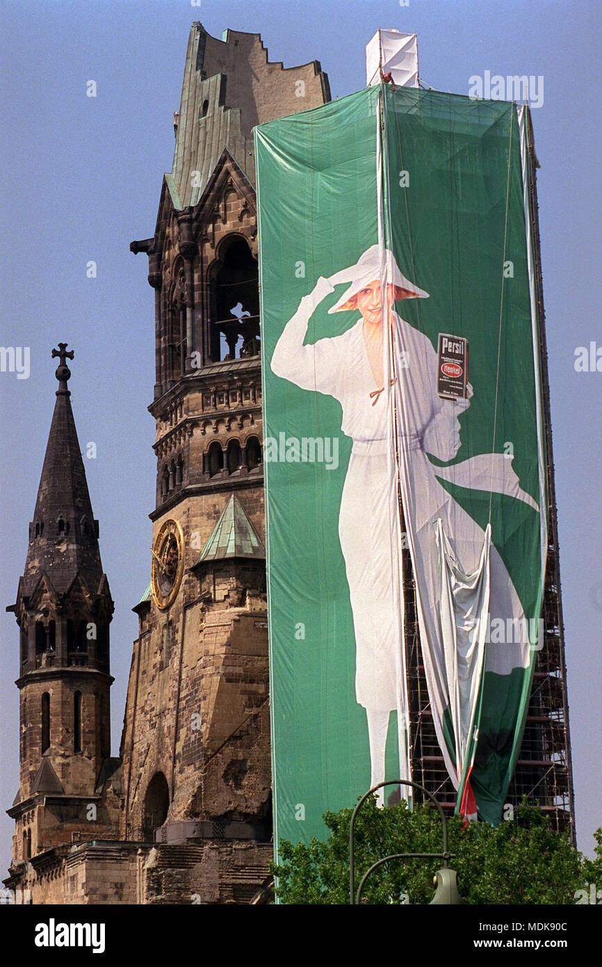 Arbeiter mit der Hand über den Kirchturm der Kaiser Wilhelm Gedachtnis Kirche in Berlin, die für Restaurierungsarbeiten an 3.8 eingedrückt wurde. 1999, mit einem großen Plakat von Henkel, auf der die berühmten Persil Dame aus den 20er Jahren gesehen werden kann. Die Werbeeinnahmen sind Teil der komplexen Sanierungsmaßnahmen für die Kirche zu bezahlen. | Verwendung weltweit Stockfoto