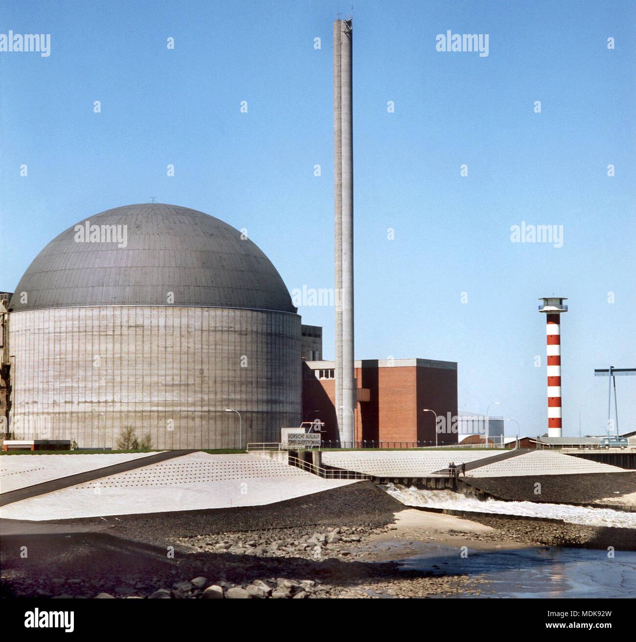 Blick auf die "Atomare Ei' und der abgasleitung Schornstein der ersten rein kommerziell betriebenes Kernkraftwerk der Bundesrepublik Deutschland in Stade. Im Mai 1973 übernommen. | Verwendung weltweit Stockfoto