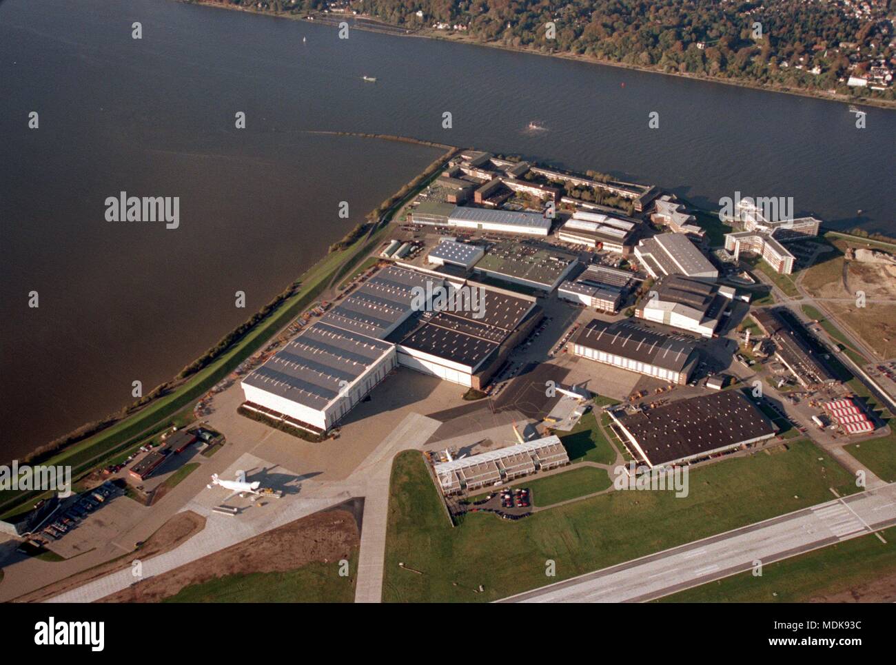 Luftaufnahme des Hamburger Werk der Daimler-Benz-Aerospace AG in Finkenwerder, genommen am 28.10.1997. | Verwendung weltweit Stockfoto