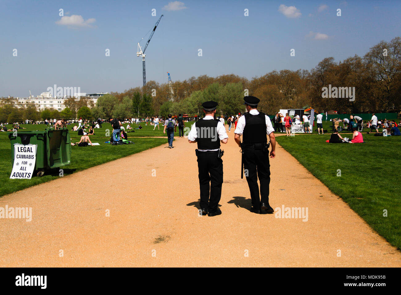 Polizisten in das 4/20 Ereignis in London Stockfoto