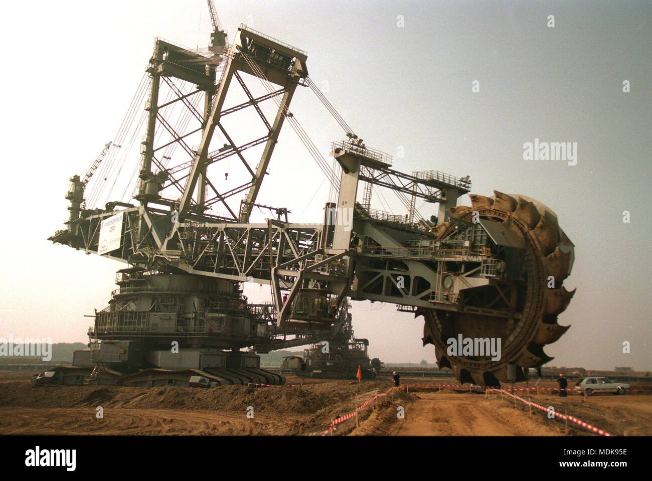 Rheinbraun hat einen neuen Bagger Braunkohle im Tagebau Hambach in Auftrag gegeben. Die Schaufelradbagger 293, entsprechend der Rheinbraun die modernste der Welt, 14.000 Tonnen wiegt und kostet mit Absetzer 761 und 952 Tripper zusammen 500 Millionen Mark. Die 95 Meter hohe Ungetum können 240.000 Tonnen Kohle täglich verlangen. Betrieb 90 Mitarbeiter beschäftigt sind. | Verwendung weltweit Stockfoto