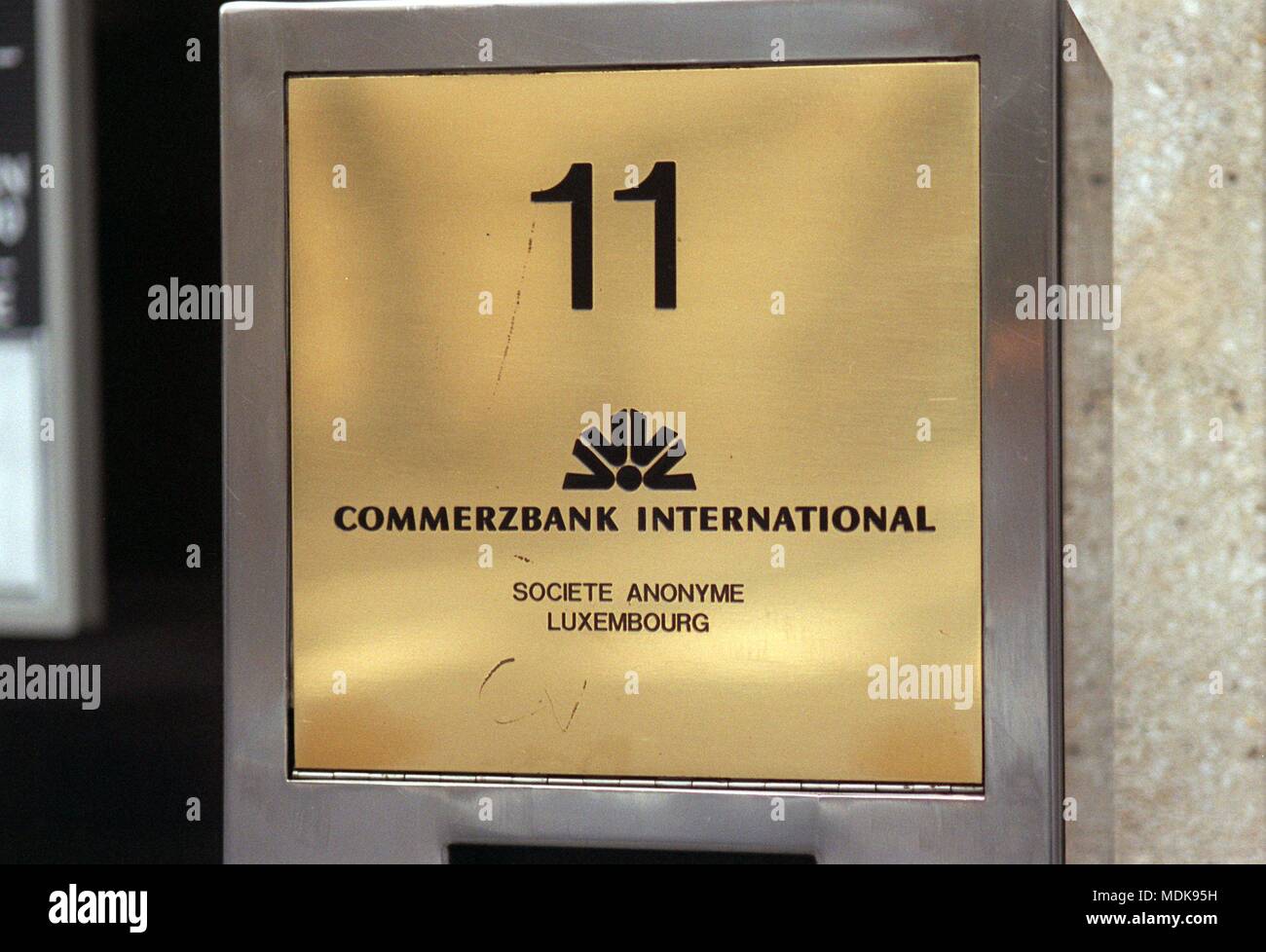 Blick auf das firmenschild der Commerzbank Tochtergesellschaft in Luxemburg Stadt, 30.10.1995. | Verwendung weltweit Stockfoto