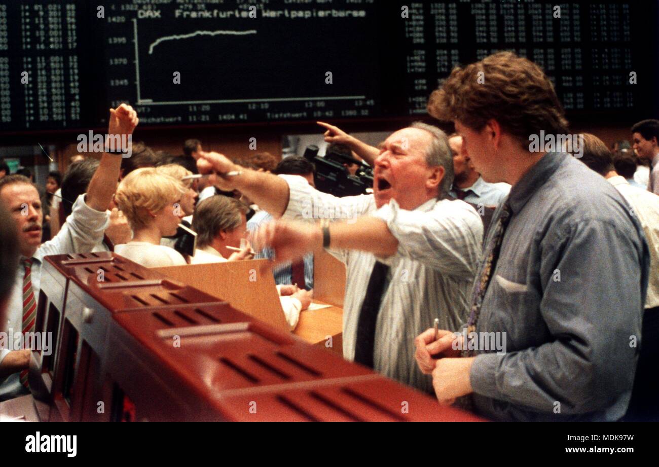 Blick in die Börse Frankfurt, im Hintergrund der DAX-Tafel. Mit einem  Rückgang von 9,4 Prozent, gemessen am DAX, der Frankfurter Börse zu den  Nachbeben der Sturz des sowjetischen Präsidenten Michail Gorbatschow  reagierte.