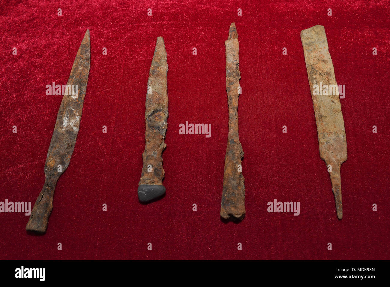(180420) - CHENGDU, 20. April 2018 (Xinhua) - Foto auf April 16, 2018 zeigt Bügeleisen Waffen wieder an ein Unterwasser Schatz Ruinen im Süden der Stadt Chengdu, Provinz Sichuan im Südwesten Chinas. Chinesische Archäologen haben mehr als 12.000 Reliquien während der letzten Runde der Ausgrabung im Treasure Ruinen geborgen, nach Sichuan Provinz kulturelle Relikte und Archäologie Research Institute. Es wird vermutet, dass im Jahre 1646, den Bauernaufstand Führer Zhang Xianzhong im Bereich wurde von der Ming Dynastie Truppen beim Versuch, seinen Schatz in den Süden zu übertragen. Abo Stockfoto