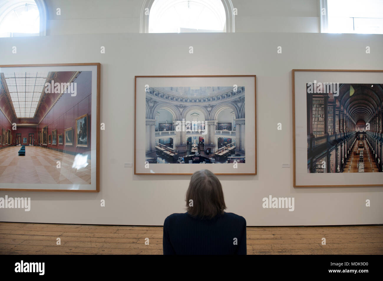 Somerset House, London, Großbritannien. 20. April 2018. Die Sony World Photography Awards ist die weltweit unterschiedlichsten Fotografie Wettbewerb. Von Mike Trow, ehemaliger Bild-Direktor, British Vogue, die in die engere Auswahl und lobte Fotografien speziell aus einem Datensatz ausgewählt wurden, kuratiert von 320.000 Beiträge für das Jahr 2018 Auszeichnungen und werden eine Vielzahl von Genres abdecken, von der Architektur zur Landschaft, Street Photography für die Tier- und Pflanzenwelt, Porträts zu reisen. Foto: herausragender Beitrag zur Fotografie, deutsche Künstlerin Candida Höfer. Credit: Malcolm Park/Alamy Leben Nachrichten. Stockfoto