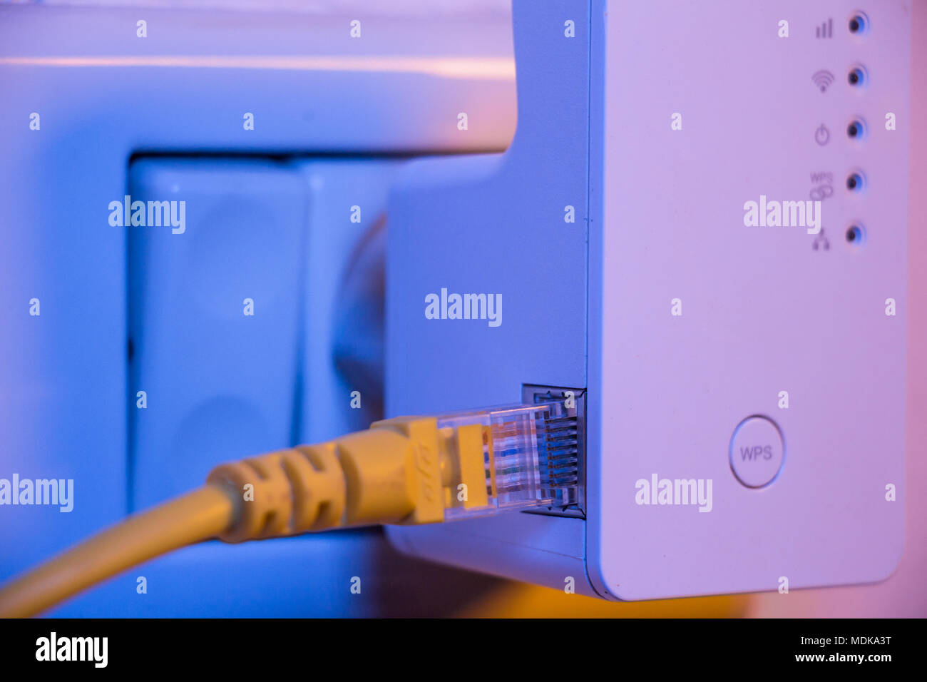 Ethernet Kabel einsetzen, in WiFi Extender gerät das in der Steckdose an der Wand ist. Das Gerät ist im Access Point Modus, die helfen, Kabel zu verlängern. Stockfoto