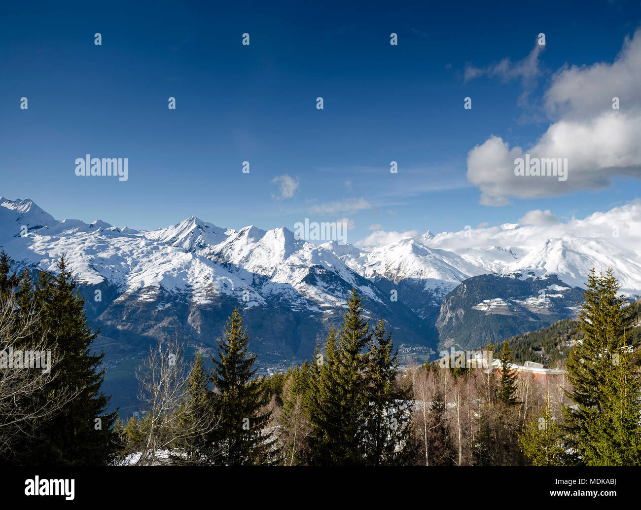 Sonnigen französischen Alpen Landschaft und Snowy Mountain View in Les Arcs Ski Resort in der Nähe von Bourg Saint Maurice Frankreich Stockfoto
