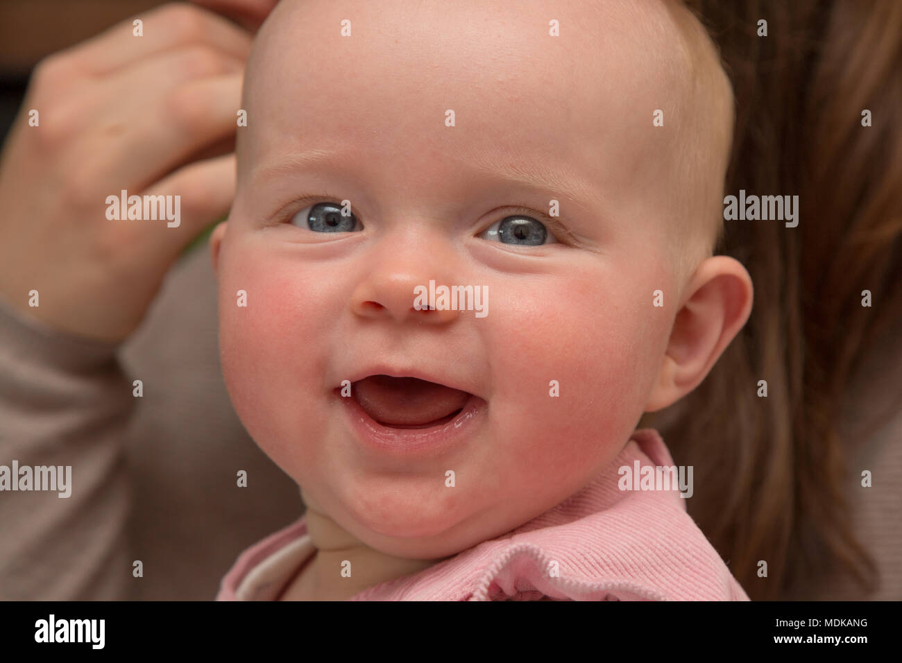 Baby lächelt in die Kamera Stockfoto