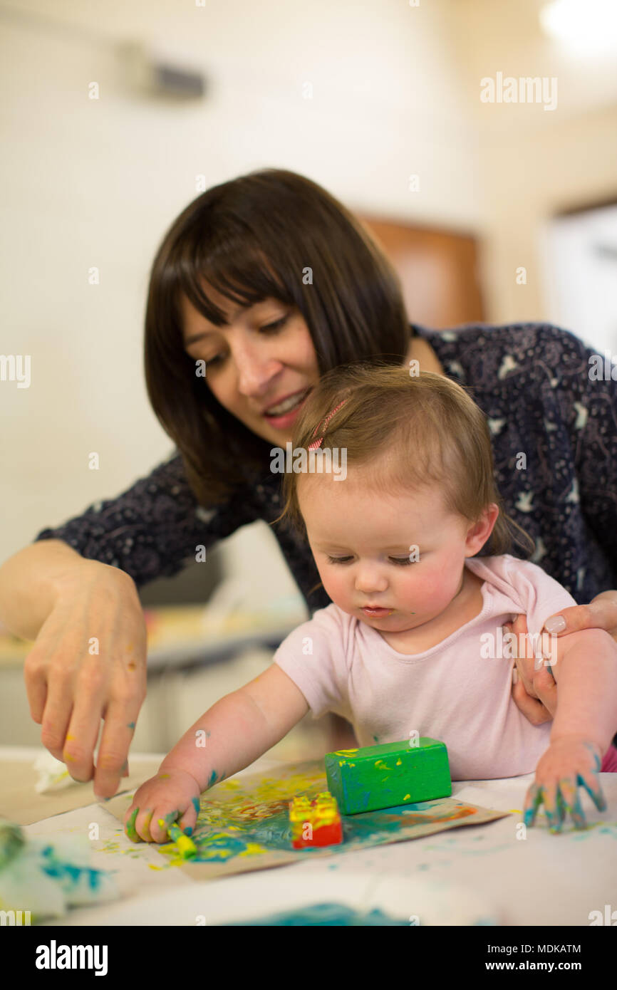 Mama und 6 Monate altes Baby Malerei Stockfoto