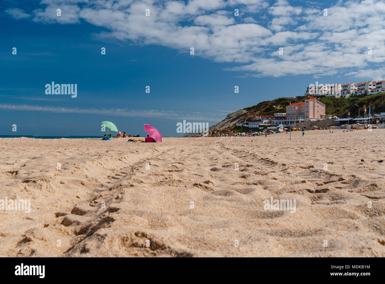 Rest auf dem Sandstrand. Sommer Foto in der Nähe von Meer. Strand von Foz do Arelho, Portugal Stockfoto