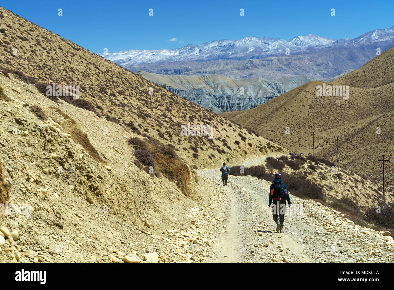 Zwei Wanderer auf der Strecke zwischen Geling und Ghemi, Upper Mustang, Nepal reisen. Stockfoto