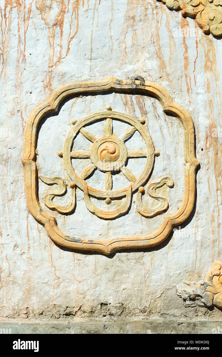 Malte dharma Rad buddhistisches Symbol, auf den Eintrag chorten, die zum Dorf Ghemi, Upper Mustang, Nepal geschnitzt. Stockfoto