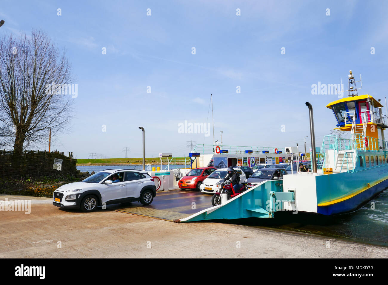 Fähre mit Autos am Spui, Voorne Putten, Niederlande Stockfoto
