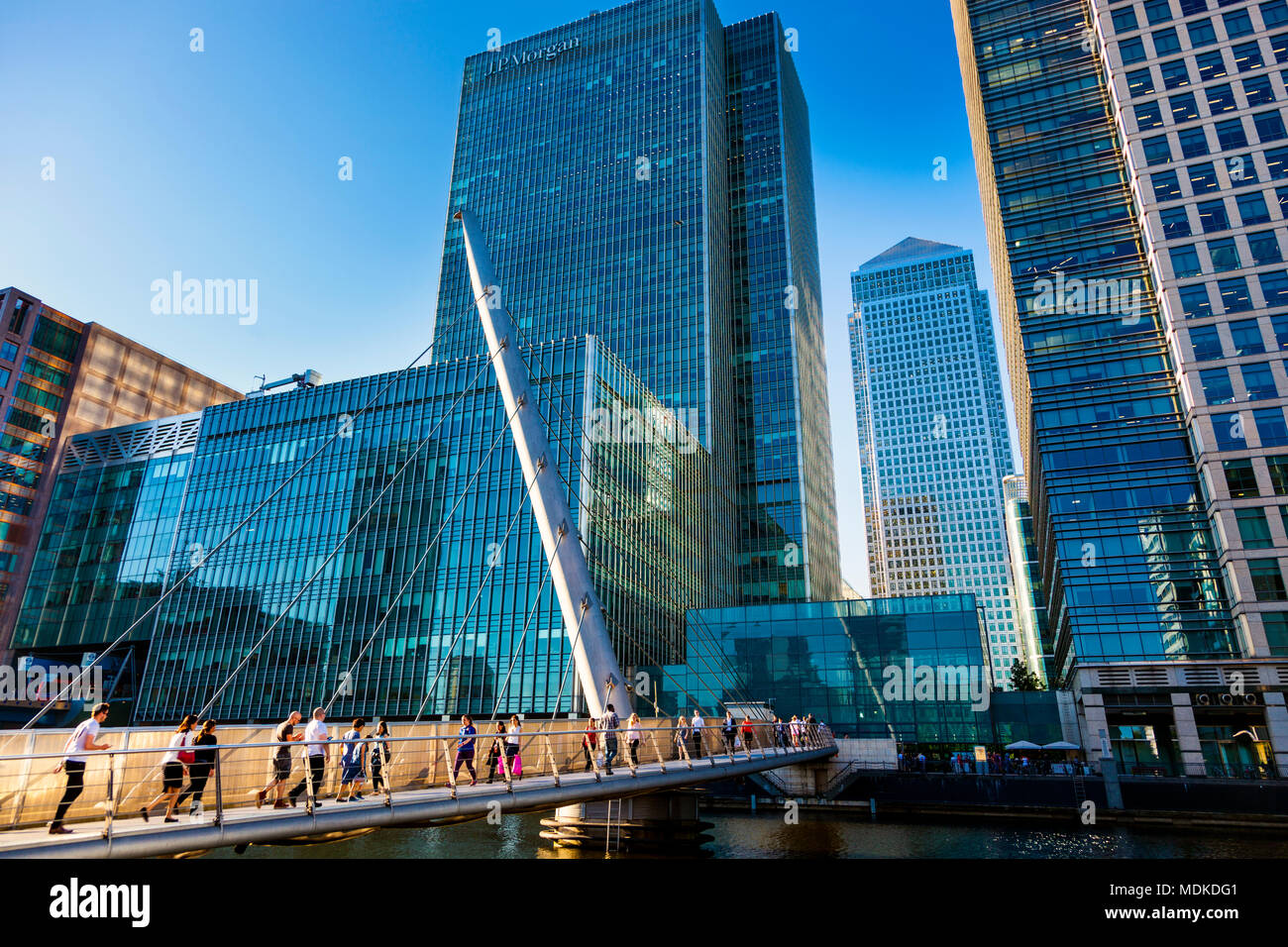 South Quay Fußgängerbrücke zum Canary Wharf - London's Business District (25 Bank Street, One Canada Square und 40 Bank Street) Stockfoto