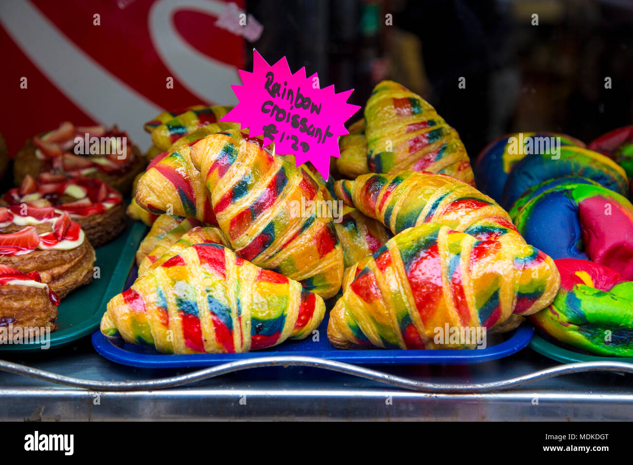 Rainbow Croissants an einer Bäckerei in der Brick Lane, London, Großbritannien Stockfoto