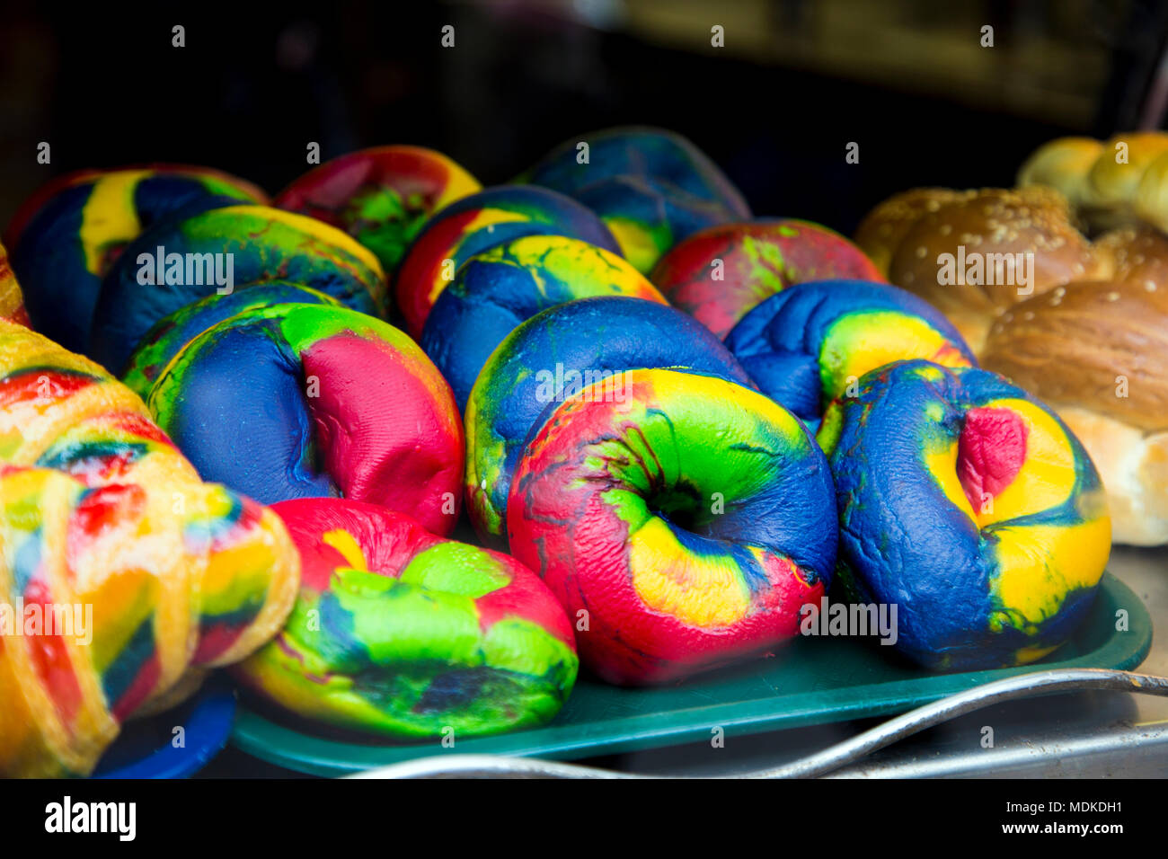 Rainbow Bagels in einer Bäckerei in der Brick Lane, London, Großbritannien Stockfoto