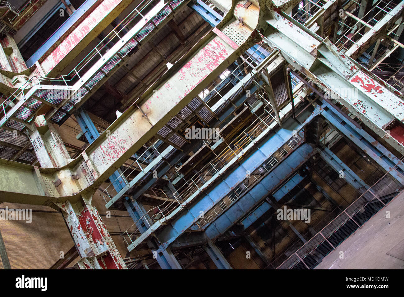 Verlassen power station mit riesigen stahlträger Stockfoto