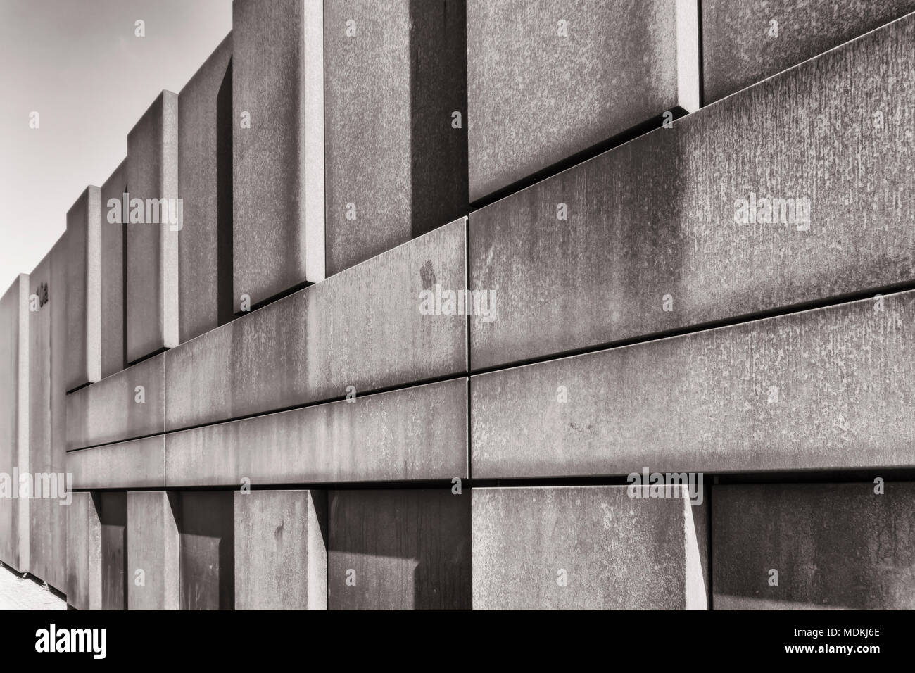 Metallische Struktur an der Gedenkstätte Berliner Mauer Park Stockfoto