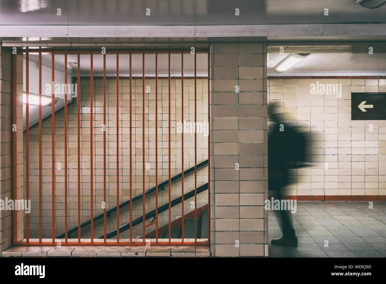 Verschwommene Mann hinunter Treppe in der Nähe der U-Bahn Station Stockfoto