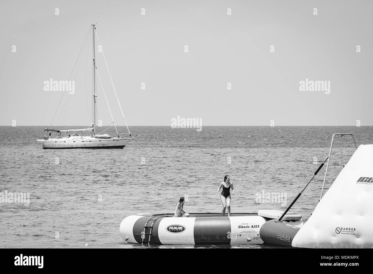 Montego Bay, Jamaika - 20. März 2018: weibliche Touristen, Wasser Aktivitäten in Montego Bay Stockfoto
