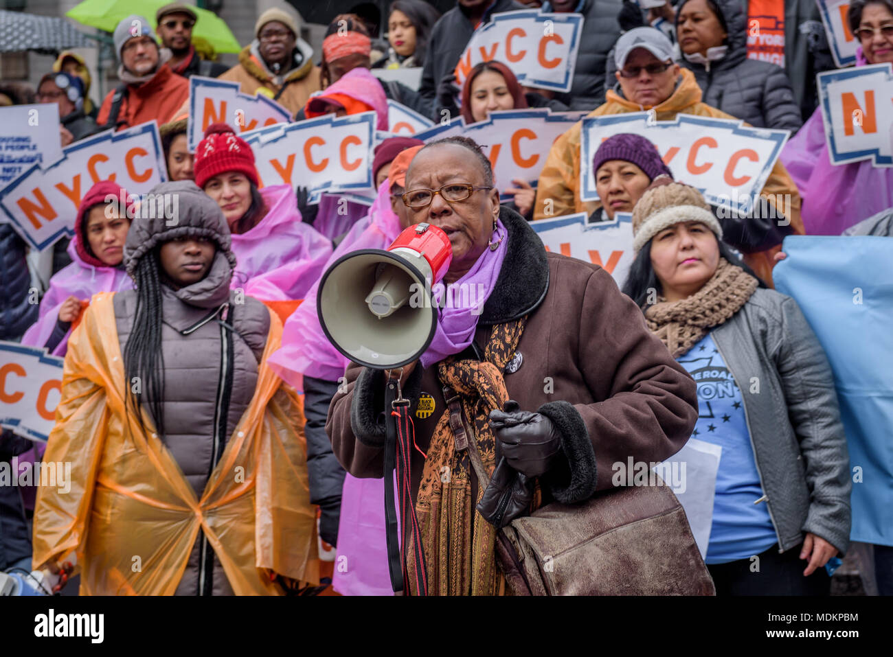 New York, Vereinigte Staaten. 19 Apr, 2018. Gründer und Präsident des Schwarzen Institut Bertha Lewis - gemeinschaftliche Organisationen, und viele gewählte Beamte statt Notfall Rallye in Foley Square am 19 April, 2018, sich zu folgenden Gouverneur Cuomo ist weit berichtet Bedrohungen erklären die Vertreter der Gewerkschaften in der vergangenen Woche, dass Sie müssen entweder defund CANY, MRA, und NYCC, sonst sollten Sie "verlieren meine Nummer", weil die Organisationen der Gegner Cuomo Cynthia Nixon gebilligt verteidigen. Credit: Erik McGregor/Pacific Press/Alamy leben Nachrichten Stockfoto