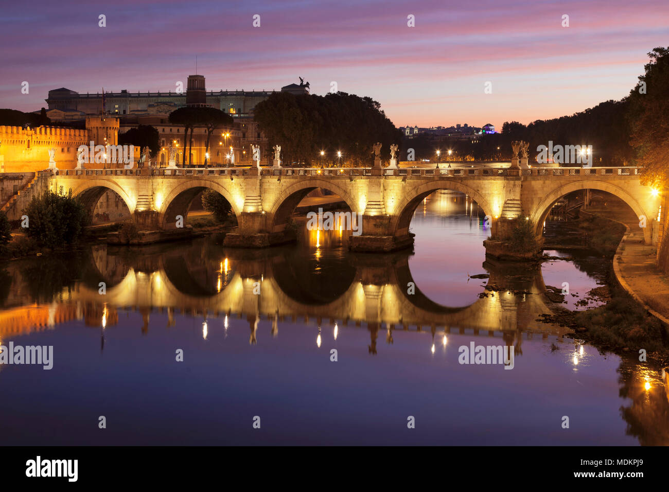 Engel, Brücke, Dämmerung, Tiber, Rom, Latium, Italien Stockfoto