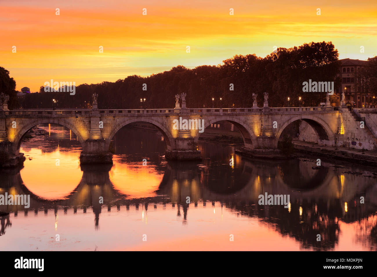 Engel Brücke bei Sonnenaufgang, Tiber, Rom, Latium, Italien Stockfoto