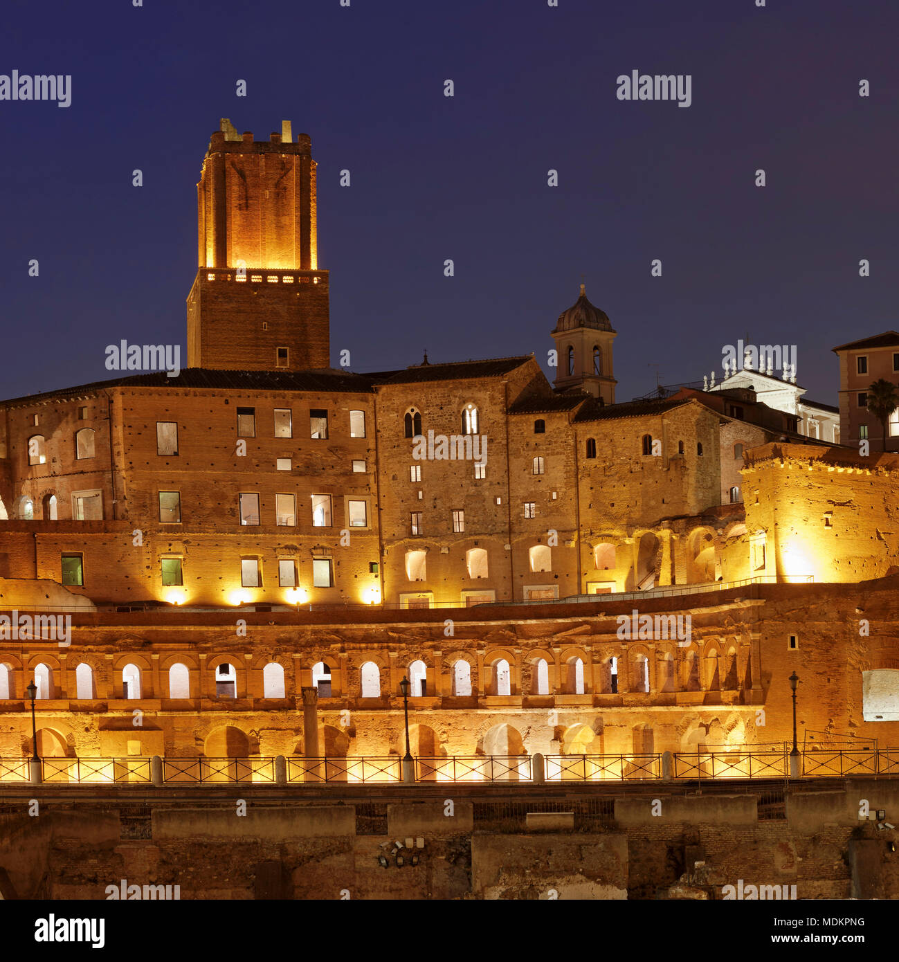 Die Trajan Markt, Torre delle Milizie Tower, das Forum Romanum, Foro di Trajano, nachts, Rom, Latium, Italien Stockfoto