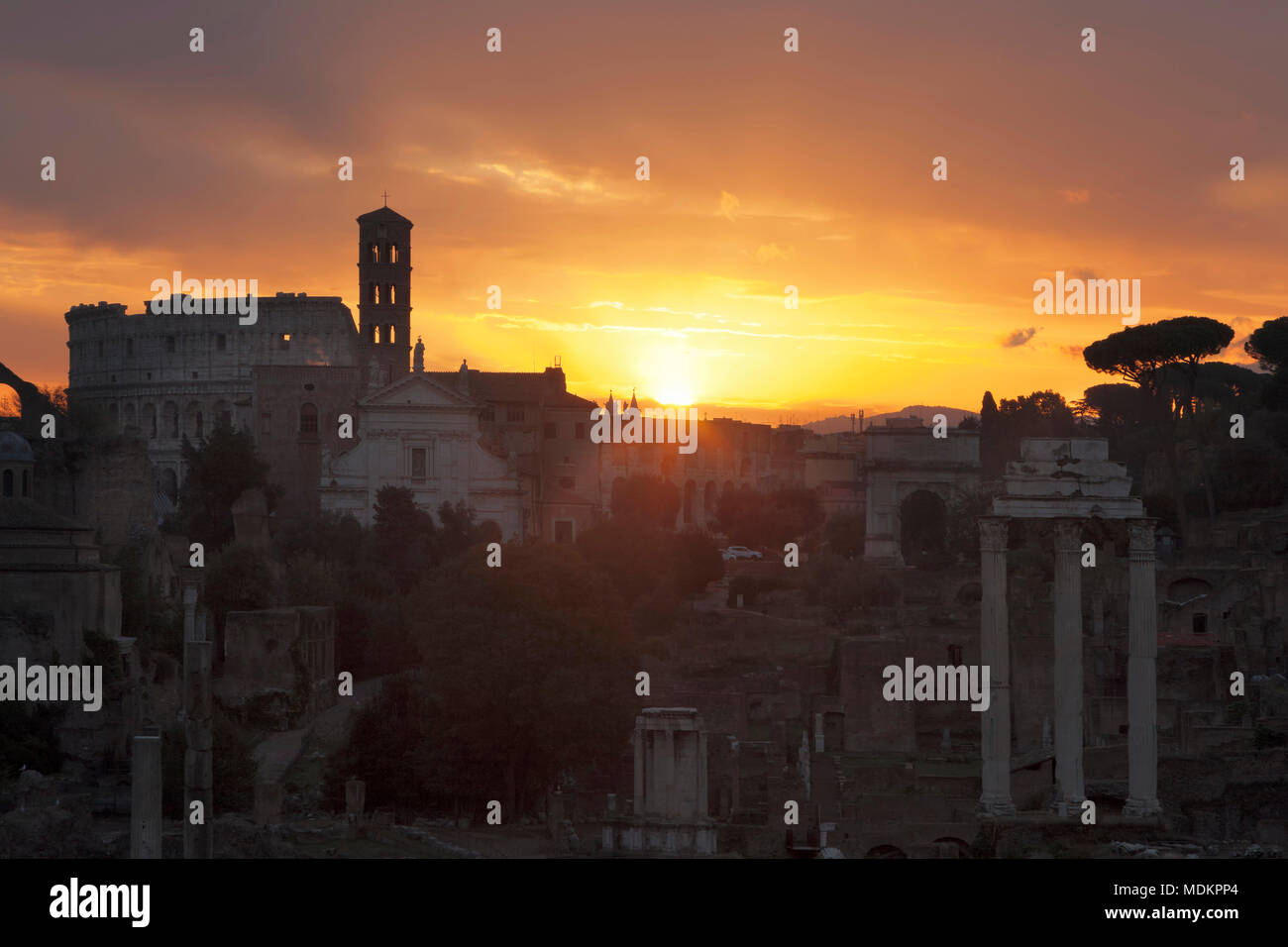 Blick über das Forum Romanum zum Kolosseum bei Sonnenaufgang, Foro Romano, Rom, Latium, Italien Stockfoto