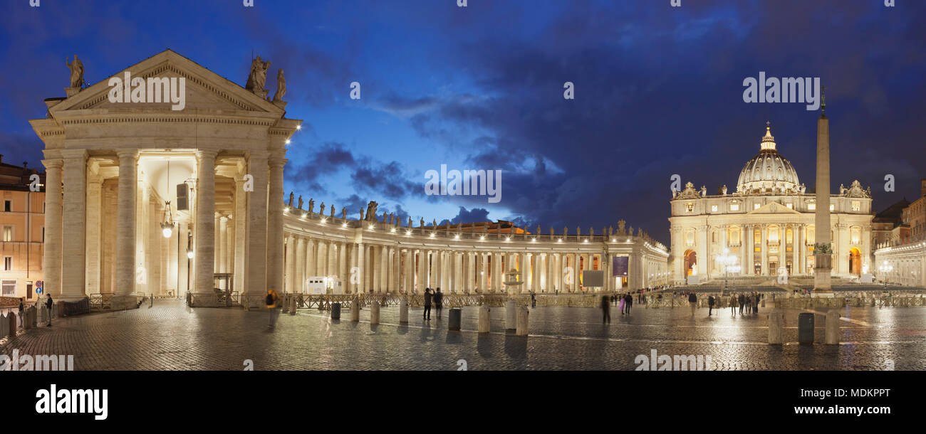 St. Peter's Square mit St. Peter's Basilica, Kolonnaden von Bernini, Dämmerung, Vatikan, Rom, Latium, Italien Stockfoto
