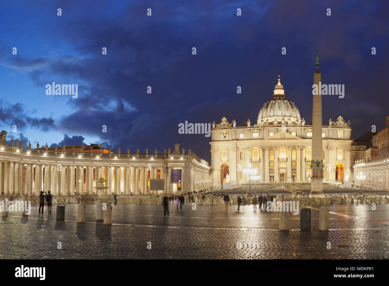 Obelisken auf dem Petersplatz, Kolonnaden von Bernini, Vatikan, Rom, Latium, Italien Stockfoto