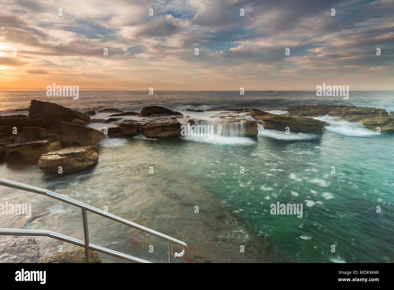 Sonnenaufgang mit Wasserfällen, Coogee Beach, Sydney, Australien Stockfoto