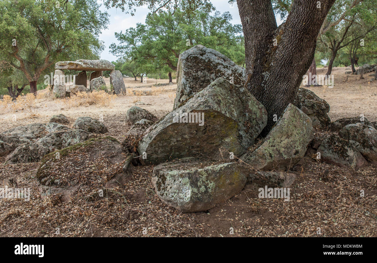Dolmen von La Lapita zwischen Steineichen. Alte Gebäude in der Nähe von prähistorischen Barcarrota entfernt. Der Extremadura. Spanien Stockfoto