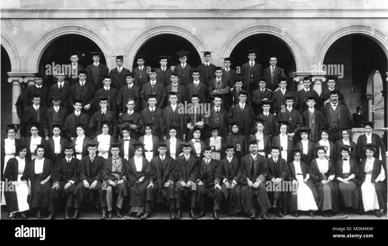 Große Gruppe von Hochschulabsolventen im Bild außerhalb der Universität Stockfoto